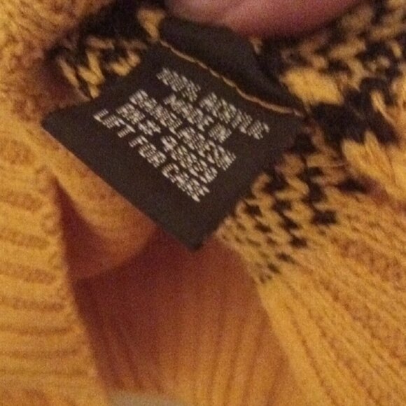 Cozy Yellow and Black Checkered Sweater Size Large - Picture 9 of 11